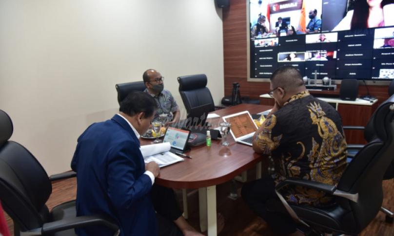  Ketua Bawaslu Abhan, Anggota Bawaslu FritzEdward Siregar serta Karo H2PI Ferdinand Eskol Sirait mengikuti diskusi bertajuk Keadilan Pemilu berbasis Digital dan Covid-19 : Tantangan, Peluang, dan implikasinya dengan menggunakan Teknologi Baru Berdasarkan Pengalaman di Indonesia melalu daring, Selasa (8/9/2020). Foto: Humas Bawaslu RI