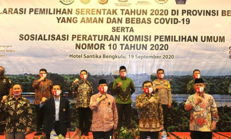 Wakil Gubernur Bengkulu Dedy Ermansyah usai mengikuti kegiatan Deklarasi Pemilihan Serentak Tahun 2020 Yang Aman Dan Bebas Covid-19, sekaligus Sosialisasi Peraturan Komisi Pemilihan Umum No. 10 Tahun 2020, Sabtu (19/9) bertempat di Hotel Santika Bengkulu.