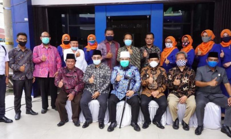 Walikota Bengkulu Helmi Hasan dan Wakil Walikota Dedy Wahyudi bersama Kepala OJK Perwakilan Bengkulu Yusri melaunching PT. Bank Pembiayaan Rakyat Syariah (BPRS) Fadhilah Kota Bengkulu. Launching berlangsung di Kantor BPRS, Simpang Kebun Geran, Jumat (25/9/2020).
