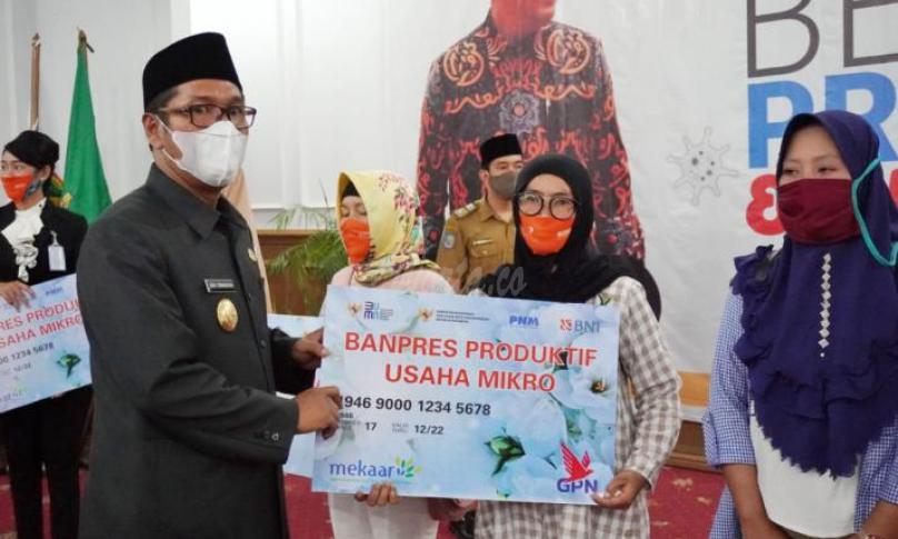 Plt. Gubernur Bengkulu Dedy Ermansyah saat menyerahkan secara Simbolis Program Bantuan Pelaku Usaha Mikro dan Penyerahan Kartu Prakerja, Selasa (29/9).