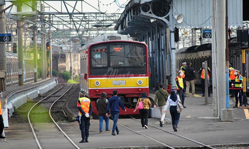 Sejumlah calon penumpang berjalan menuju KRL Commuter Line di Stasiun Bogor, Jawa Barat, Senin (14/9/2020). Hari pertama penerapan Pembatasan Sosial Berskala Besar (PSBB) Total di wilayah Jakarta. (antarafoto)