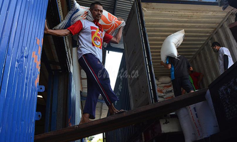 Pekerja mengangkat beras di gudang Tunggorono 2, Kabupaten Jombang, Jawa Timur, Rabu (16/09/2020).