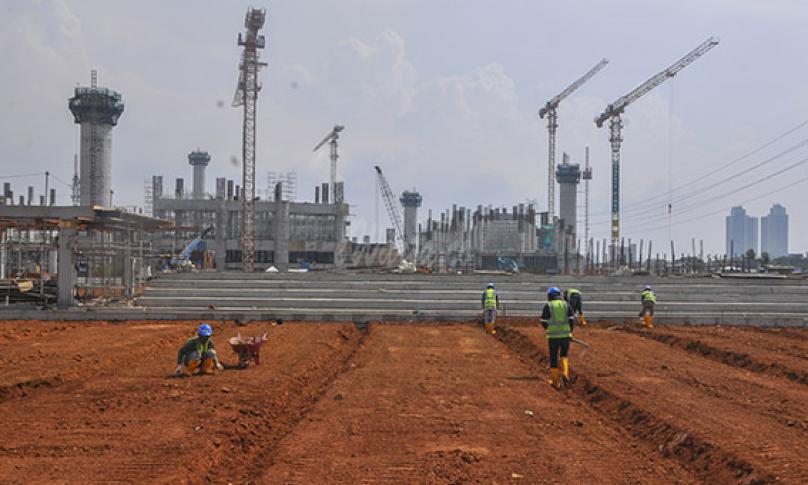 Sejumlah pekerja menyelesaikan pengerjaan lapangan untuk latihan di proyek pembangunan Jakarta International Stadium (JIS) atau stadion Kita, Jakarta Utara, Selasa (11/8/2020). (antarafoto)