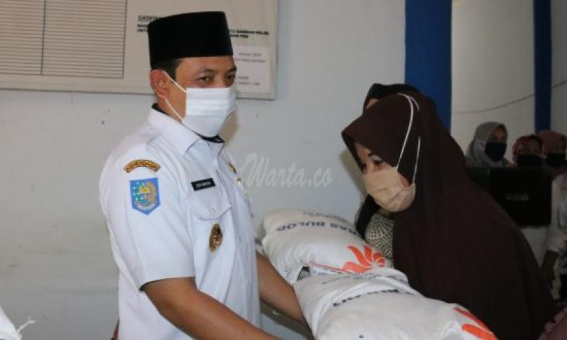 Plt Walikota Bengkulu Dedy Wahyudi menyalurkan bantuan sosial (Bansos)