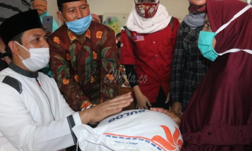 Penyerahan bantuan beras oleh Plt Walikota