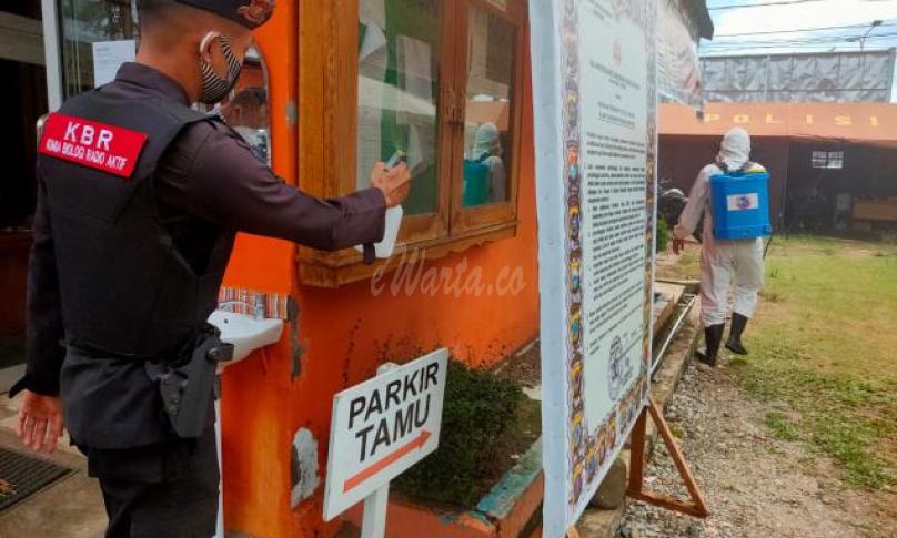 Polda Bengkulu Semprot Disinfektan di Kantor Bawaslu Provinsi