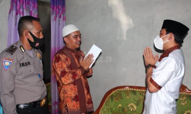 Plt Walikota Bengkulu Dedy Wahyudi saat menjenguk Agusalim
