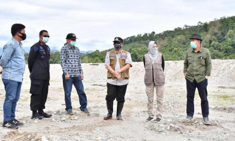 Meninjau sungai Ronkong