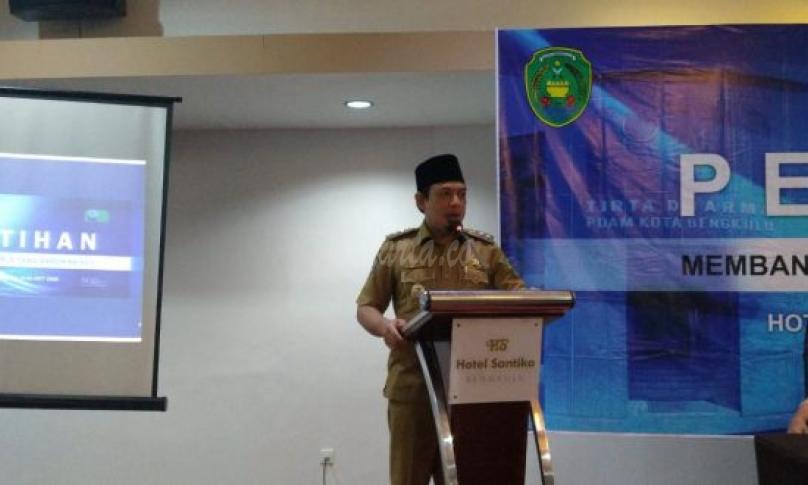 Plt Walikota Bengkulu Dedy Wahyudi saat membuka Pelatihan Mitra Quantum Global (MQG) oleh PDAM Tirta Dharma Kota Bengkulu, Senin (19/10/2020).