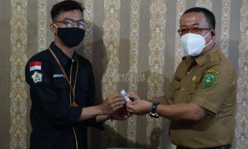 Plt Kadis Kominfosan Berikan Emas sebagai Apresiasi Mahasiswa Jurnalistik Terbaik
