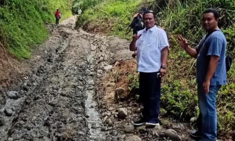 Erwin bersama timnya sedang memperhatikan kondisi salah satu jalan di Seluma