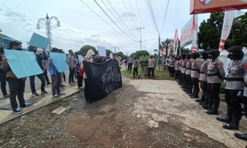 Unjuk Rasa di KPU Provinsi Bengkulu