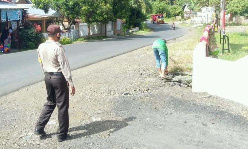 Petugas kepolisian hendak menghampiri warga yang tidak menggunakan masker
