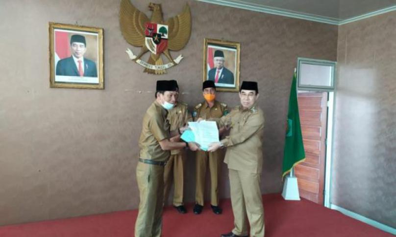 Penyerahan sertifikat tanah hibah dari bupati ke kemenag