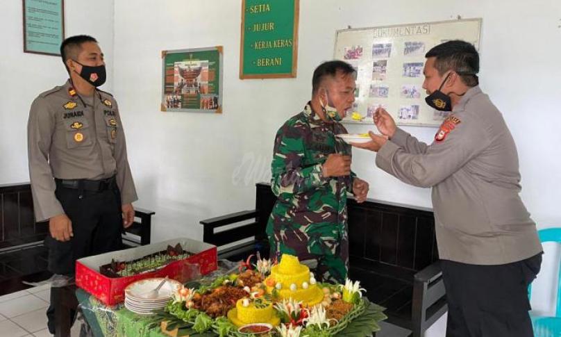 Kejutan Kapolsek Sabbang dan Baebunta Untuk Koramil Sabbang di HUT TNI