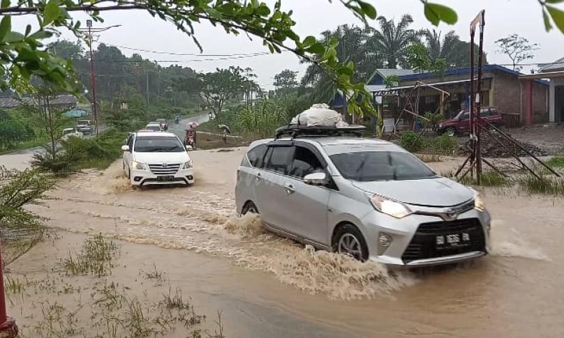 Ruas jalan terendam banjir