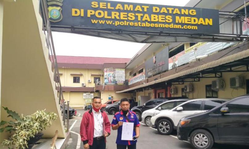 Dedy Sanis Girsang (kanan), dan Kuasa Hukum Sarozinema Laia (kiri) usai membuat LP di Mapolrestabes Medan