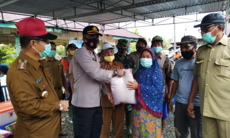 Bupati Seluma Bundra Jaya saat berada di lokasi banjir bandang Selasa (6/10).