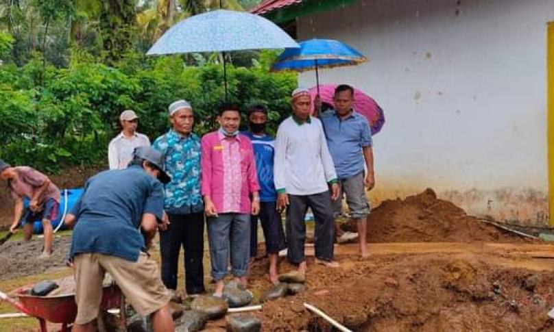 peletakan batu pertama pembangunan Masjid Al-Islah di Desa Lubuk Mukti Kecamatan Penarik Kabupaten Mukomuko, Kamis (08/10/20).
