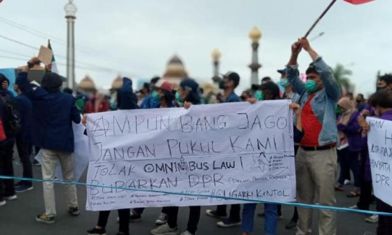 Demo tolak UU Cilaka di depan gedung DPRD Bengkulu