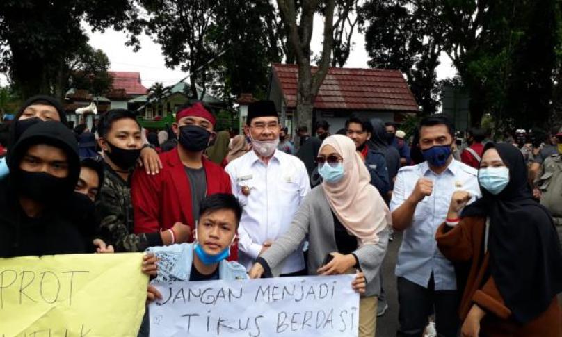 aksi menolak Undang-Undang Cipta Kerja yang telah disahkan, Rabu (14/10/2020).
