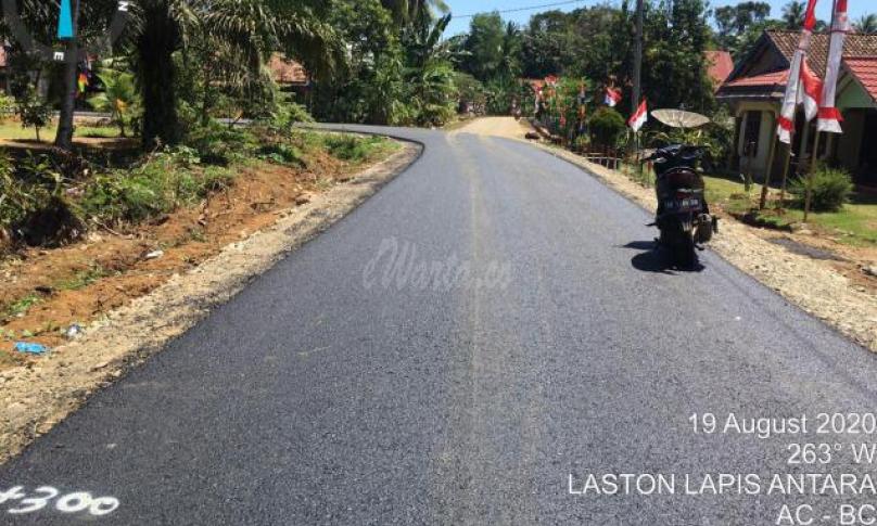 Jalan sepanjang 1 kilometer di Lingkungan Desa Bumi Mekar Jaya -  Desa Air Hitam Kecamatan Pondok Suguh