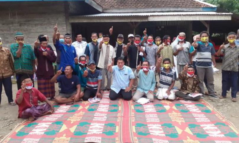 Warga Desa Tirta Makmur