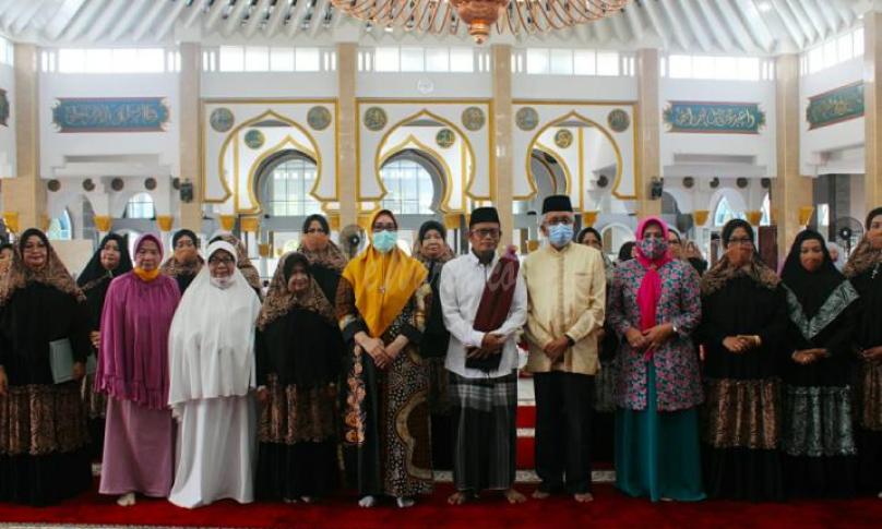 Pelantikan pengurus Mejelis Taklim Wisata Ibu Provinsi Bengkulu, bertempat di Masjid Raya Baitul Izzah Bengkulu, Sabtu (17/10).
