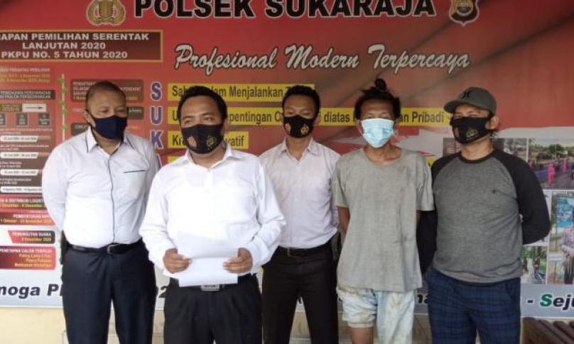 Tersangka (kaos abu-abu)