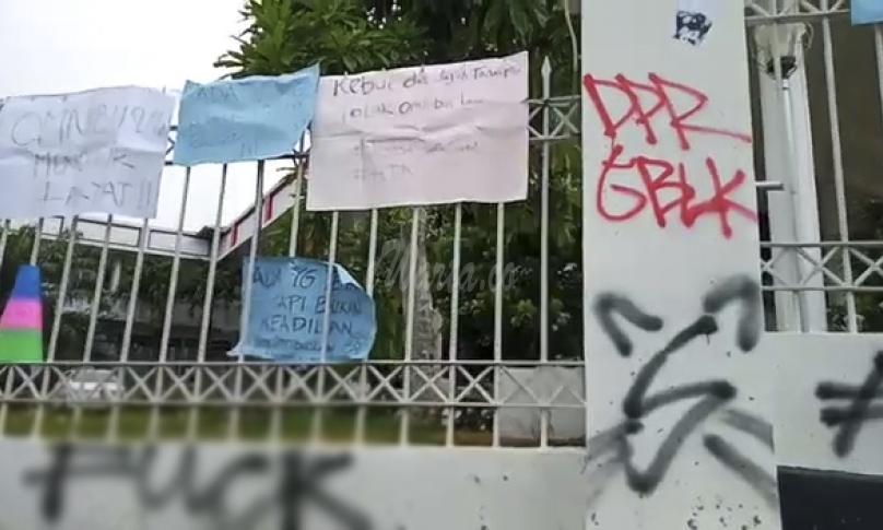 Corat coret di tembok gedung DPRD Bengkulu