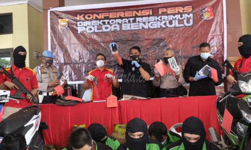 Konferensi Pers di selasar gedung Direktorat Reskrimum, Rabu (14/10/10).