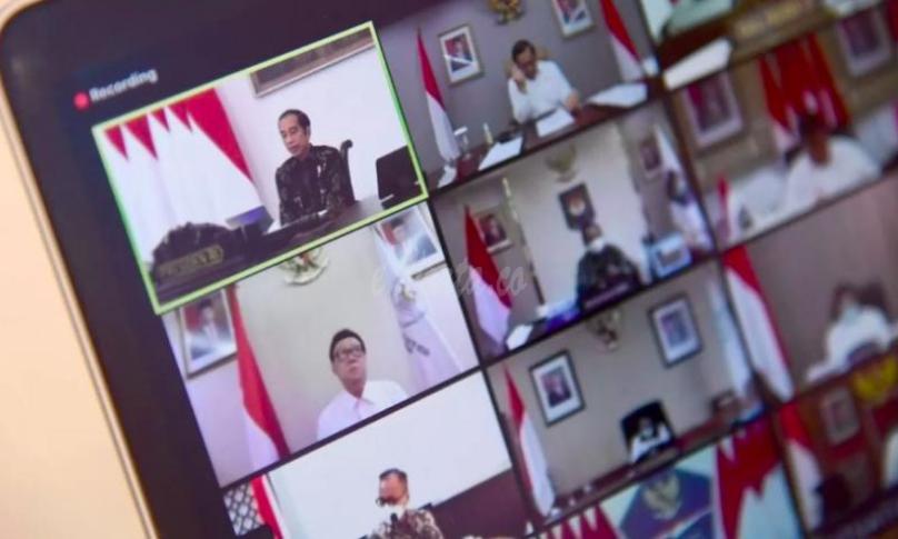 Presiden saat memimpin rapat terbatas untuk membahas laporan Komite Penanganan Covid-19 dan Pemulihan Ekonomi Nasional melalui konferensi video dari Istana Merdeka, Jakarta, Senin (12/10/2020).