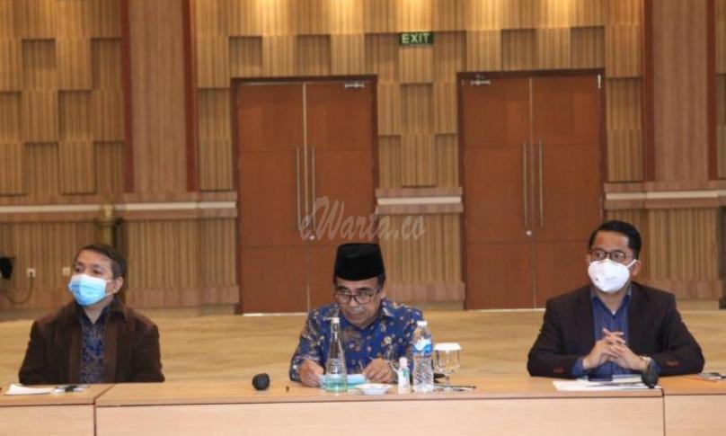 Menteri Agama Fachrul Razi (Tengah)