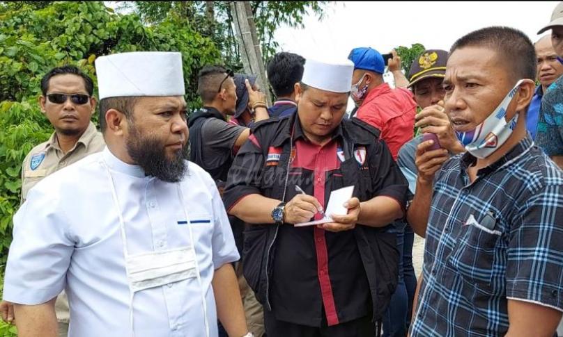 Warga Terisolir Cegat Mobil Helmi