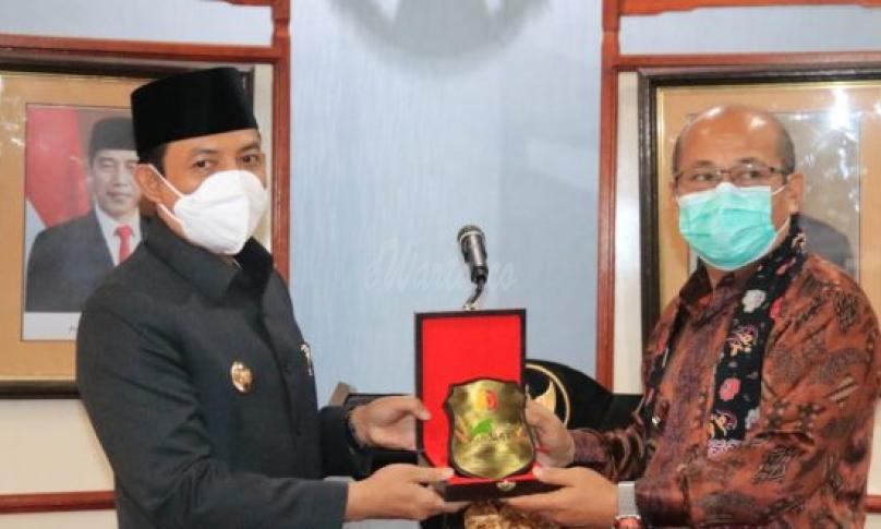Penjabat Walikota Solok Asben Hendri (kanan)