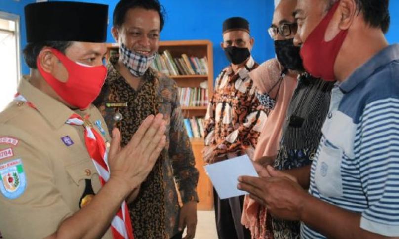 Dedy menyerahkan Bantuan Operasional (BOp) secara simbolis kepada RT, RW, tokoh adat dan linmas di Kantor Lurah Kebun Tebeng, Kamis (5/11/2020).