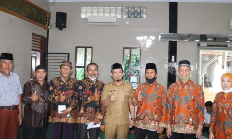 Dedy saat menyerahkan bantuan operasional (BOp) dan seragam batik kepada tokoh masyarakat dsn tokoh agama di Kelurahan Timur Indah, Kelurahan Dusun Besar, Kelurahan Lingkar Timur, Senin (16/11/2020).