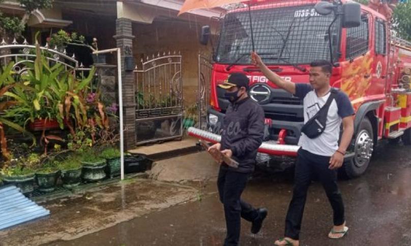 Plt Walikota Bantu Evakuasi Atap Rumah Warga