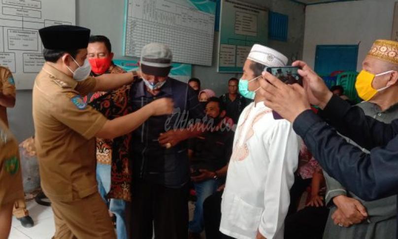 Penyerahan seragam batik
