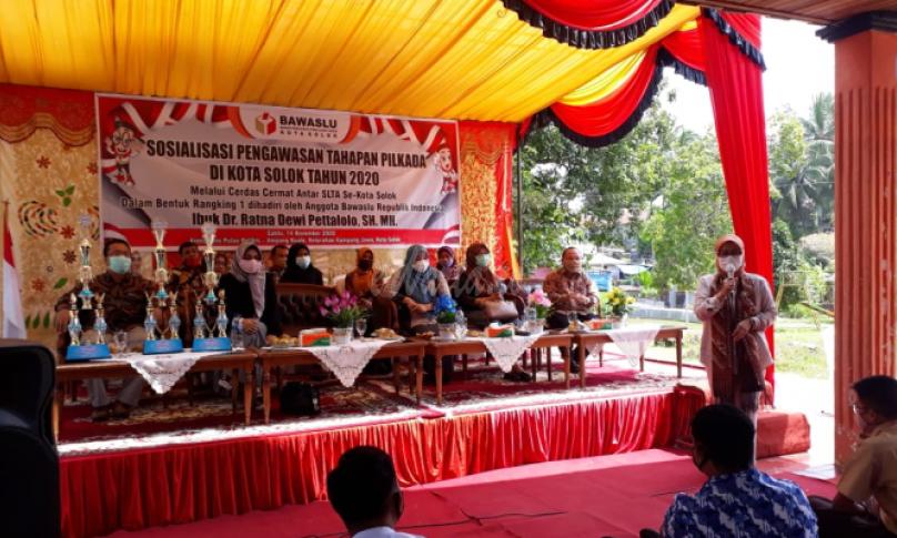 Anggota Bawaslu Ratna Dewi Petalolo menjadi narasumber dalam kegiatan Sosialisasi Pengawasan Tahapan Pilkada yang digelar di Kota Solok Tahun 2020 dengan mengundang para pelajar antar SLTA se-Kota Solok, Sabtu (14/11/2020) / foto : (Humas Bawaslu Provinsi Kota Solok)
