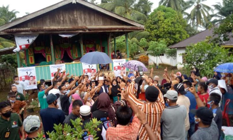 Antusisas warga lihat kehadiran Helmi Hasan