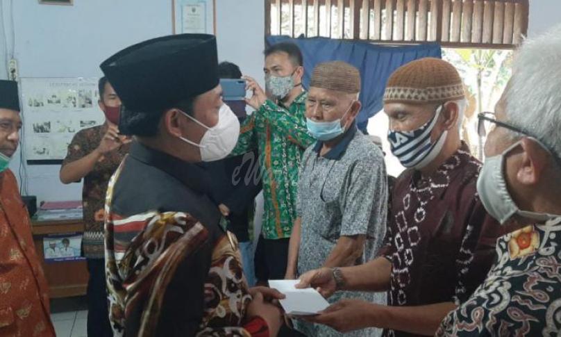 Dedy Wahyudi Serahkan Bantuan Operasional untuk Pemuka Masyarakat