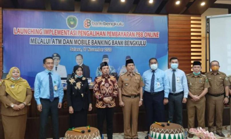  Implementasi pengalihan pembayaran PBB online ini dilaunching langsung oleh Plt Walikota Bengkulu Dedy Wahyudi, Selasa (17/11/2020) di kantor cabang utama Bank Bengkulu.