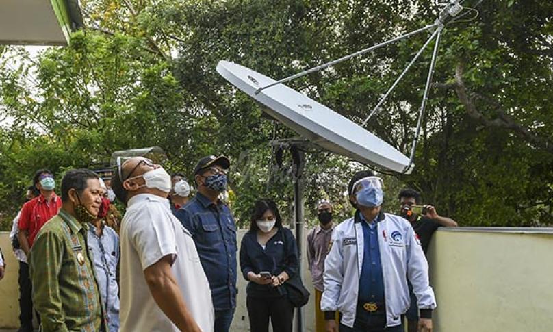 Menteri Kominfo Johnny G. Plate, didampingi Wakil Gubernur Nusa Tenggara Timur Josef Nae Soi, dan Bupati Manggarai Barat Agustinus Ch. Suka saat melakukan pengecekan perangkat Super WiFi, dihalaman Masjid Nurul Huda Gorontalo, Labuan Bajo, Manggarai Barat, Nusa Tenggara Timur, Kamis (24/09/2020) - (antarafoto)