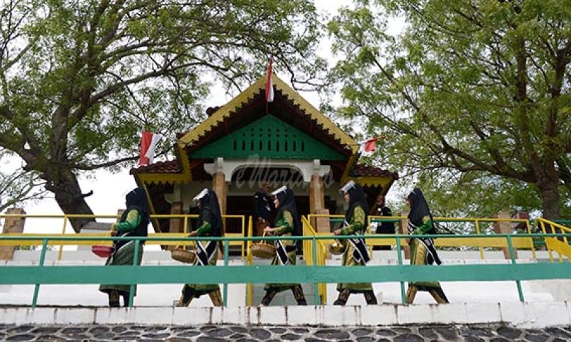 Wanita Aceh berbusana adat membawa air dan bunga saat berziarah dalam rangka memperingati Hari Pahlawan di situs sejarah Makam Pahlawan Nasional Laksamana Malahati, perbukitan desa Lamreh, Kecamatan Masjid Raya, kabupaten Aceh Besar, Aceh, Senin (9/11/2020). (antarafoto)