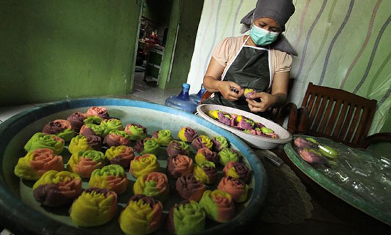 Pekerja menyelesaikan produksi kue kukus mawar di Indramayu, Jawa Barat, Selasa (27/10/2020). (antarafoto)