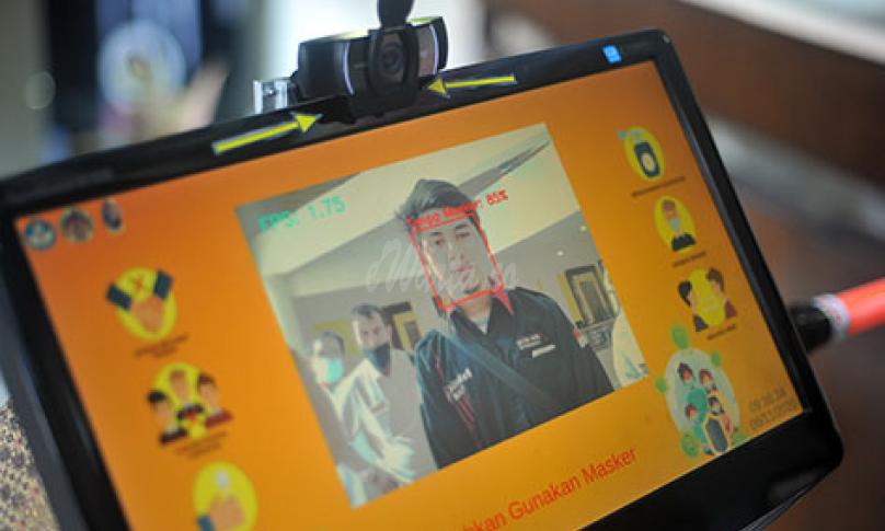 Seorang mahasiswa melakukan uji coba Robot Antisipasi Corona (Robana) di kampus Universitas Negeri Padang (UNP) di Padang, Sumatera Barat, Jumat (6/11/2020). (antarafoto)