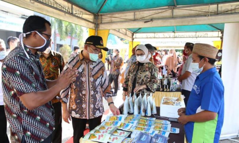 Penyerahan Perizinan Usaha pada pelaku UMKM, di Kantor Bupati Gresik, Jawa Timur, Jumat (13/11/2020).