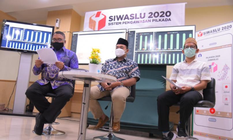 Koordinator Pengawasan dan Sosialisasi Bawaslu M Afifuddin (kiri), Koordinator Hukum; Humas; dan Datin Bawaslu Fritz Edward Siregar, dan Tenaga Ahli Bawaslu Masykurudin Hafidz saat memberikan keterangan pers di Ruang Media Center Bawaslu, Kamis 10 Desember 2020/Foto: Hendru (Humas Bawaslu RI)