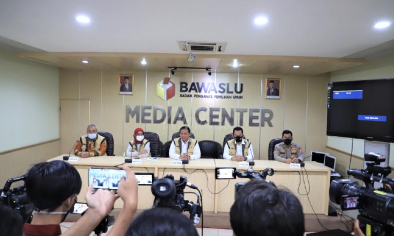 Ketua Bawaslu Abhan (tengah) saat melakukan memberikan keterangan pers terkait Sentra Gakkumdu di Media Center Gedung Bawaslu, Jakarta, Kamis 3 Desember 2020/Foto: Humas Bawaslu RI